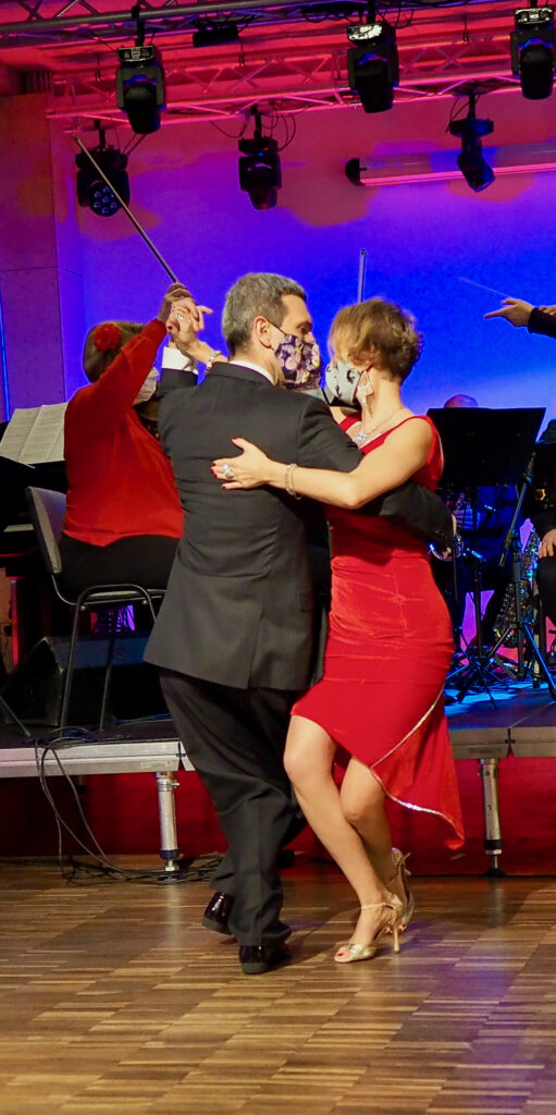 Para taneczna - Mateusz Kwaterko i Katarzyna Chmielewska tańca tango do muzyki granej przez Formację Tango Para Rodos.