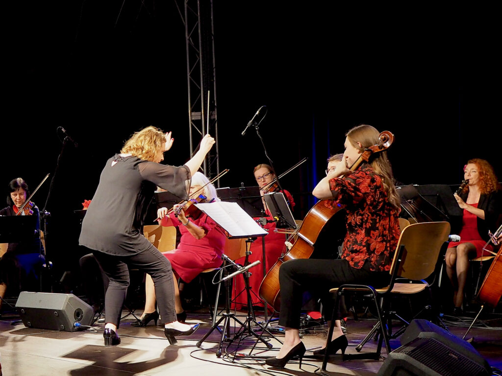Orkiestra Formacji Tango Para Todos pod dyrekcją Anny Kalskiej - na zdjęciu widocznych jest sześciu muzyków.