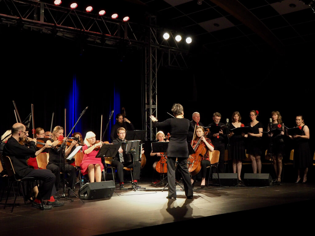 Chór i orkiestra Formacji Tango Para Todos pod dyrekcję Agnieszki Kowalskiej.Na scenie około 25 osób.