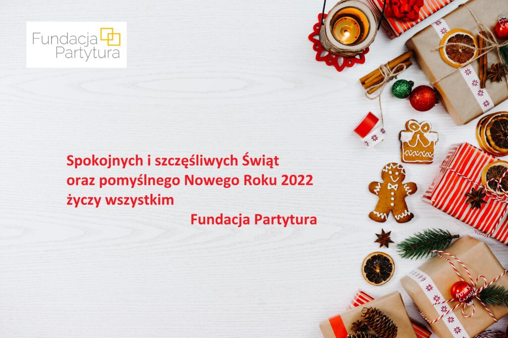 Życzenia świąteczne:
Spokojnych i szczęśliwych Świąt oraz pomyślnego Nowego Roku 2022 życzy wszystkim Fundacja Partytura. Po prawej stronie tekstu życzeń znajdują się prezenty, pierniczki, bombki, gwazdki gałazki choinki.