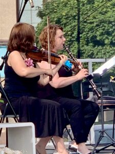 Joanna Okoń gra na skrzypach, Anna Kalska gra na klarnecie