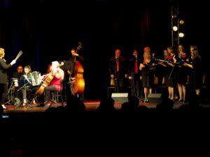 Formacja Tango Para Todos gra na scenie pod dyrekcją Anny Kalskiej (z lewej)