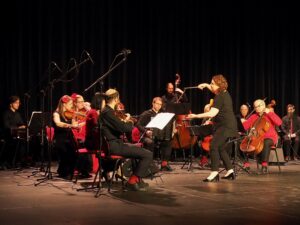 Na szenie gra orkiestra Formacji Tango Para Rodos pod dyrekcją Anny Kalskkiej. W oddali widać siedzący chór Formacji.