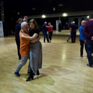 Uczestnicy warsztatów tańczą tango