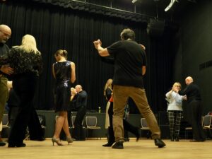 W trakcie lekcji podstawowego kroku tanga pary tańczą tango pod czujnym kier instruktora Moniki Kwiatkowskiej 