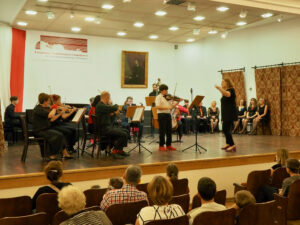 Na skrzypcach gra Mikołaj z towarzyszeniem orkiestry Formacji Tango Para Todos. Dyryguje Anna Kalska