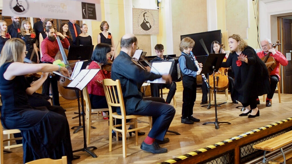 Kornel grana karnecie - towarzyszy mu orkiestra Formacji Tango Para Rodos. Dyryguje Anna Kalska
