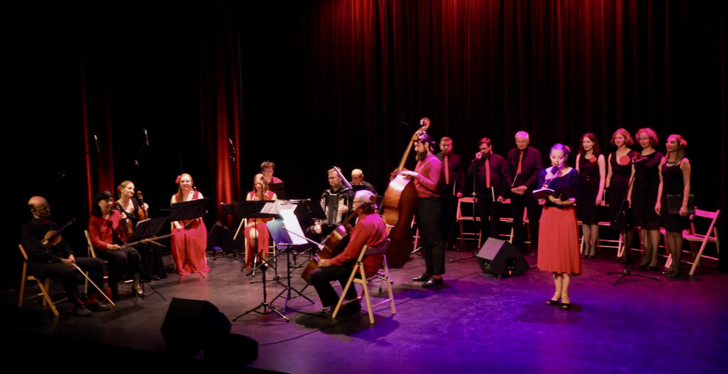 Na scenie chór i orkiestra Formacji Tango Para Rodos. O tangu i jazzie opowiada Monika Kwiatkowska