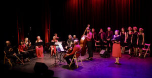 Na scenie chór i orkiestra Formacji Tango Para Rodos. O tangu i jazzie opowiada Monika Kwiatkowska