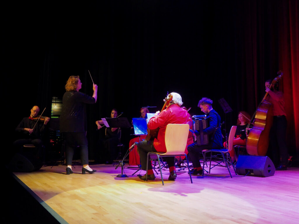 Na scenie orkiestra Formacji Tango Para Rodos. Dyryguje Anna Kalska