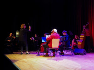 Na scenie orkiestra Formacji Tango Para Rodos. Dyryguje Anna Kalska