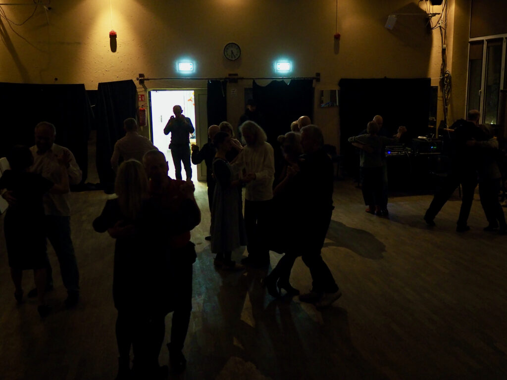 Przygaszone światło, wiele par na parkiecie