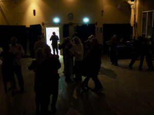 Przygaszone światło, wiele par na parkiecie